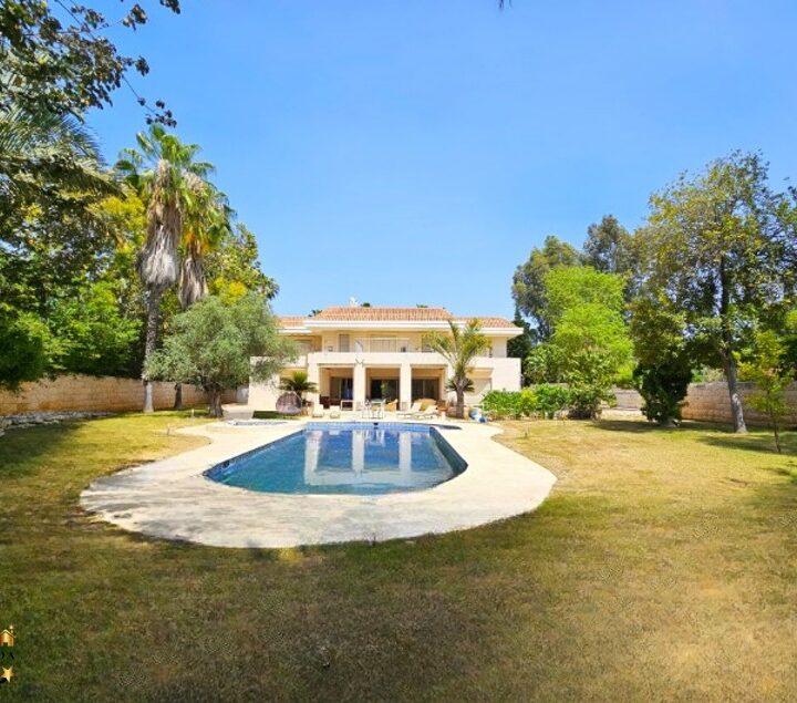 אחוזה מפוארת 10 חדרים למכירה בסביון